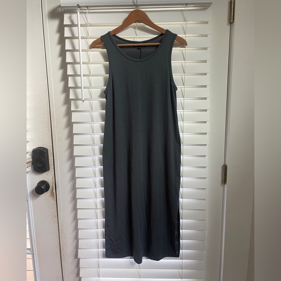 Chic Sleeveless Merino Wool Dress - Picture 1 of 3